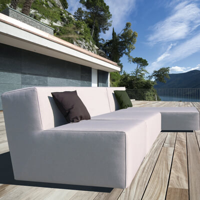 Exklusive Design-Gartenmöbel als 3-teiligen Balkonsofa auf einer Terrasse am See
