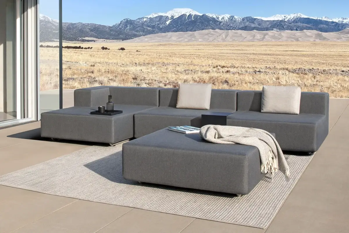 Modularer Designhocker LOOP, Polster für Outdoor als flexible Ablage im Garten.