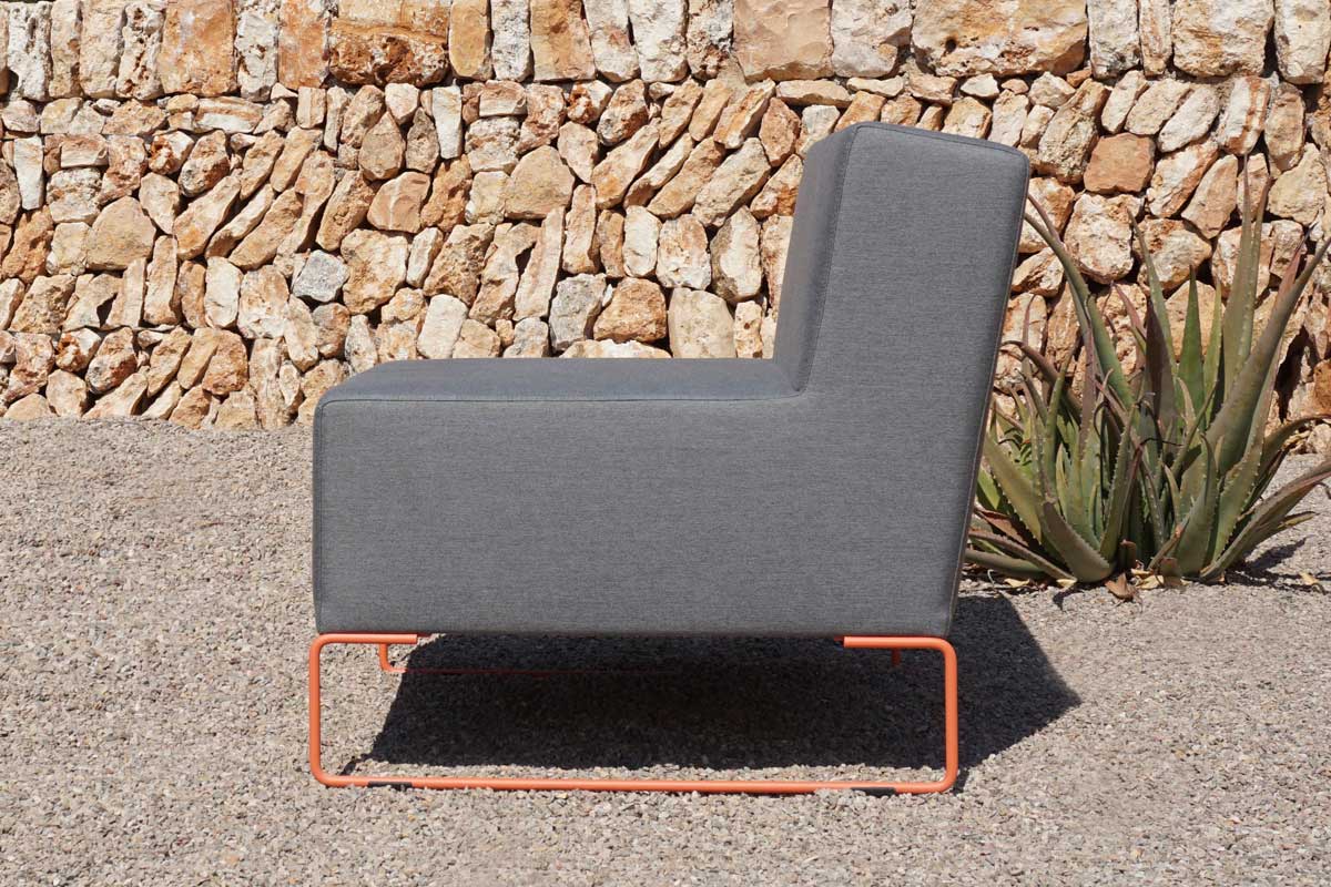 Garten Lounge Sessel mit leicht geneigter Rücklehne im Outdoorbereich