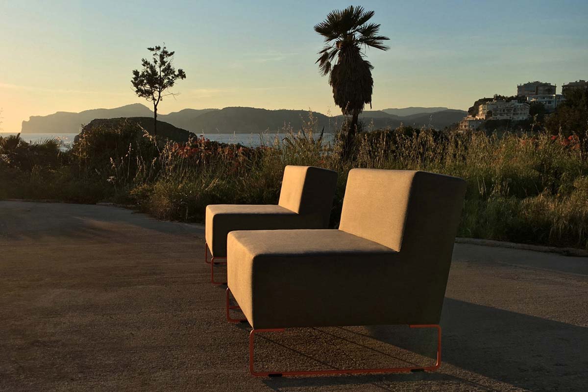 Zwei Garten Lounge Sessel in der Abendsonne am Meer